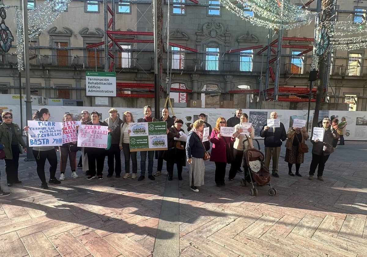 Varios miembros de la Plataforma Isla Chica han protestado con carteles antes del inicio del pleno