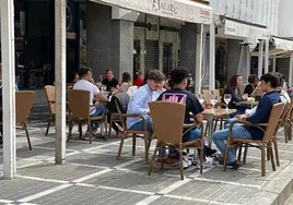 Terraza de un bar en la avenida Pablo Rada de Huelva