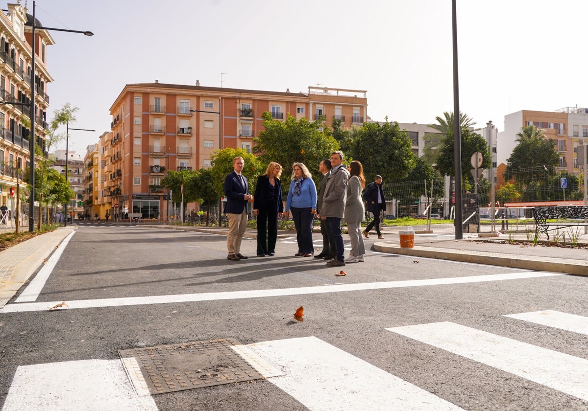 La alcaldesa visita las obras concluidas en la calle Granada