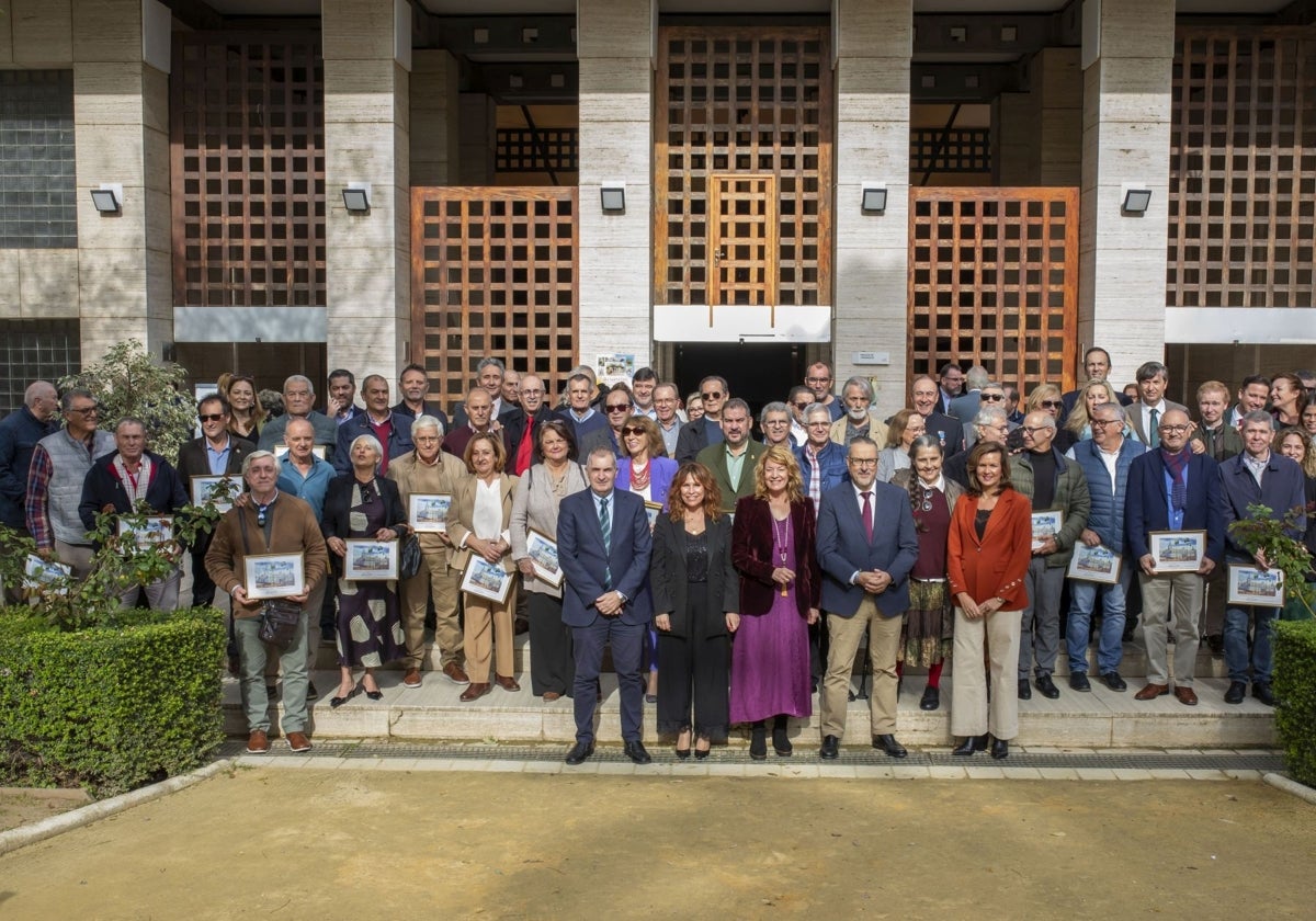 Los trabajadores y trabajadoras del Ayuntamiento de Huelva han recibido una acuarela de Manuel Blandón por su jubilación