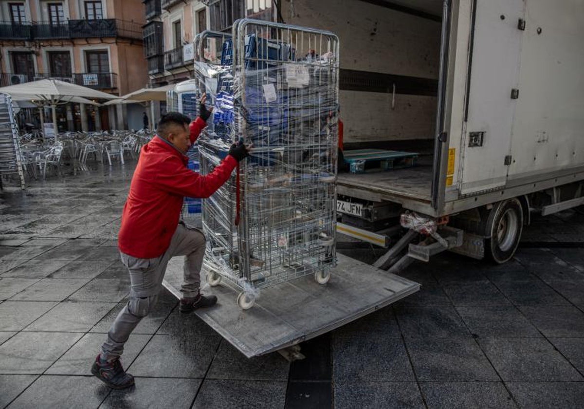 Un centenar de trabajadores de Huelva salieron de las listas del paro en noviembre