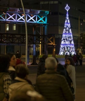 Imagen secundaria 2 - El inicio del Paseo de la Ría acoge la recreación de un Nacimiento tipo led de mimbre con tecnología micro LED