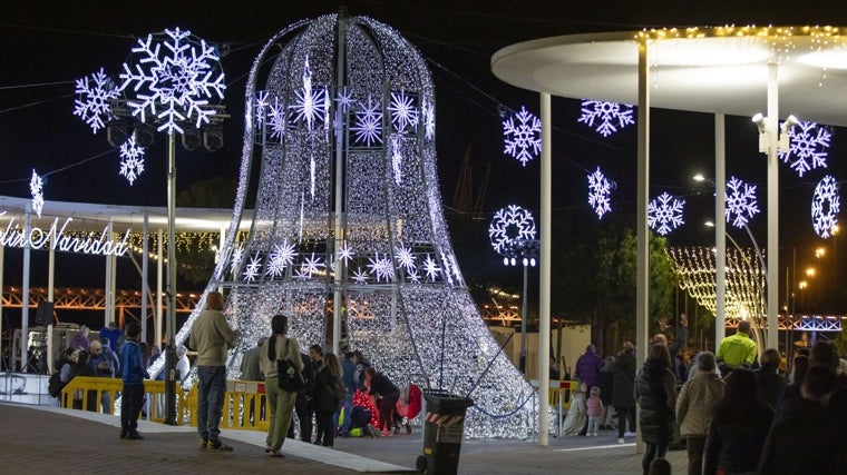 El Paseo de la Ría de Huelva ya lucirá el alumbrado nocturno durante toda la Navidad