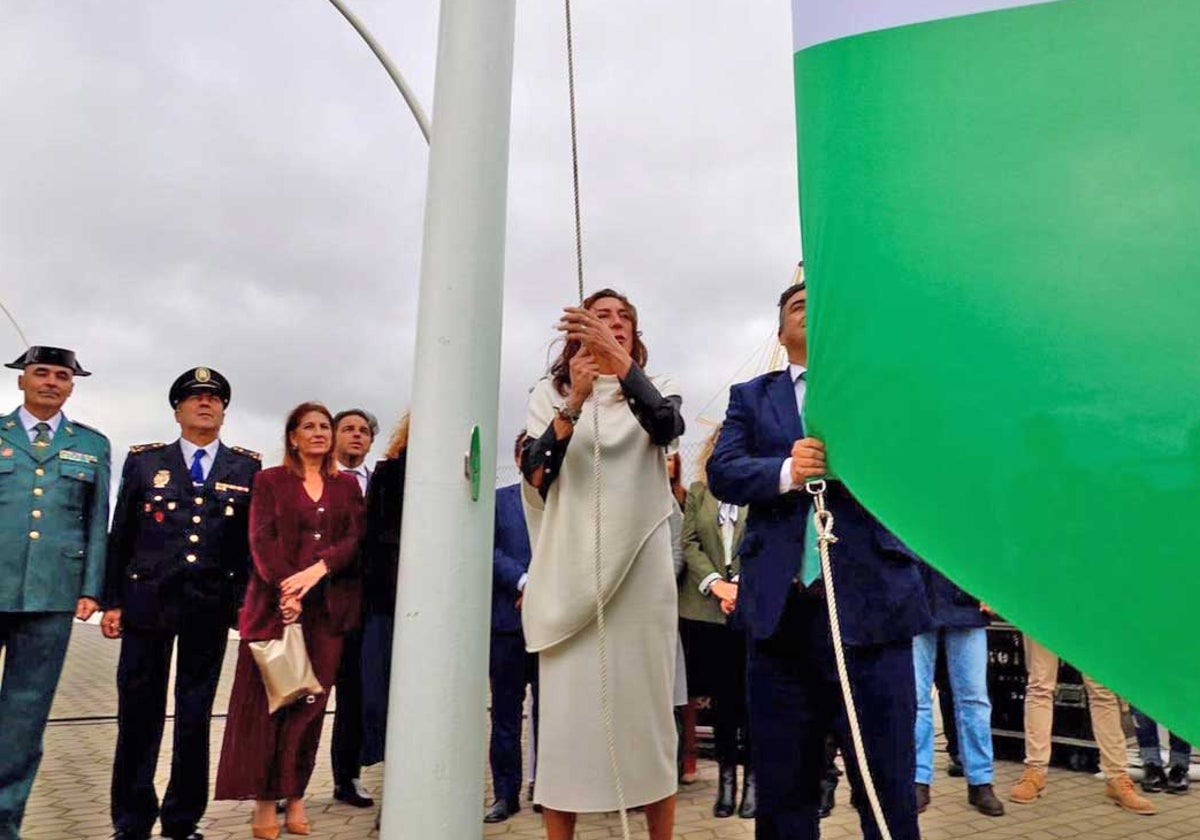 Momento del izado de la bandera junto al Muelle de Levante