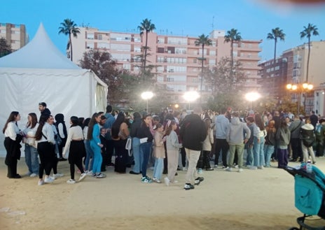 Imagen secundaria 1 - Bullicio en las calles del centro y ambiente en la pista de patinaje de Isla Chica y en el centro comercial Holea