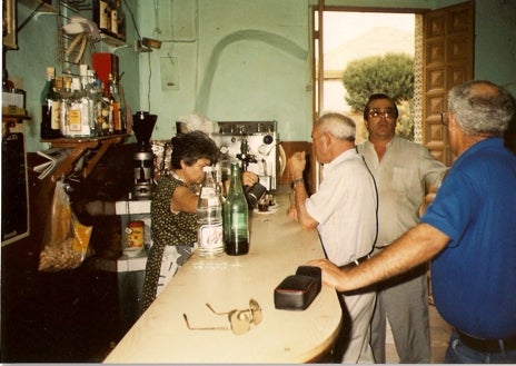 Imagen secundaria 1 - Tres imágenes de Pepita en el bar