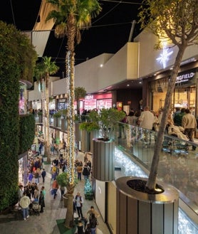 Imagen secundaria 2 - Bullicio en las calles del centro y ambiente en la pista de patinaje de Isla Chica y en el centro comercial Holea