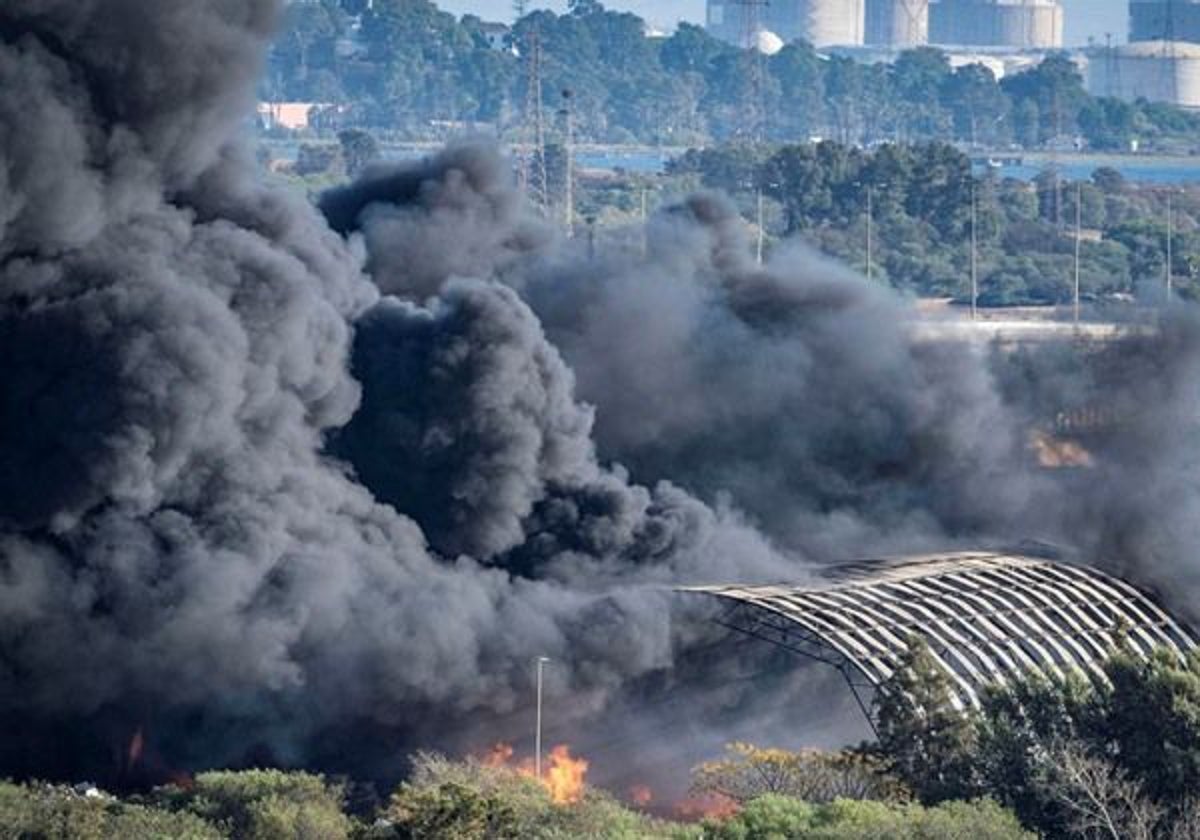 La polvareda de humo negro podía visualizarse desde cualquier punto de Huelva capital, lo que sembró la alarma