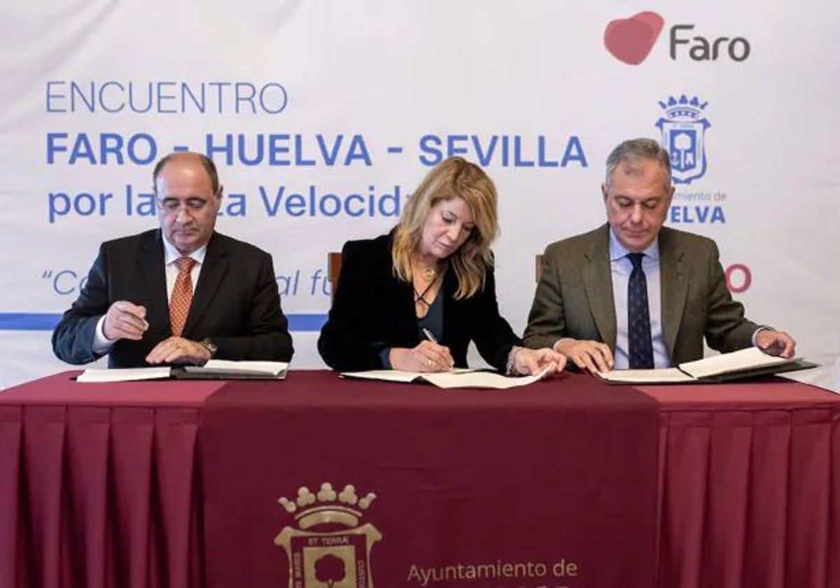 Pilar Miranda, con Rogério Bacalhau y José Luis Sanz, firmando el manifiesto por el AVE