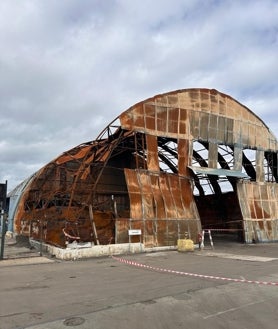 Imagen secundaria 2 - Estado en el que quedaron las instalaciones de Hierros España tras el aparatoso incendio de octubre del año pasado