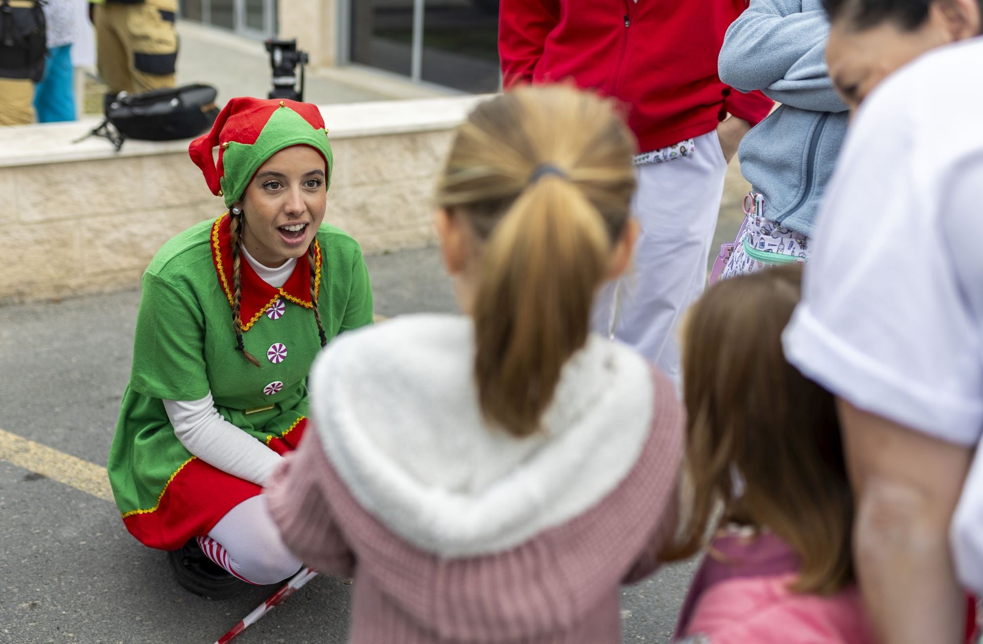 La visita de Papá Noel a los niños ingresados en el Hospital Juan Ramón Jiménez, en imágenes