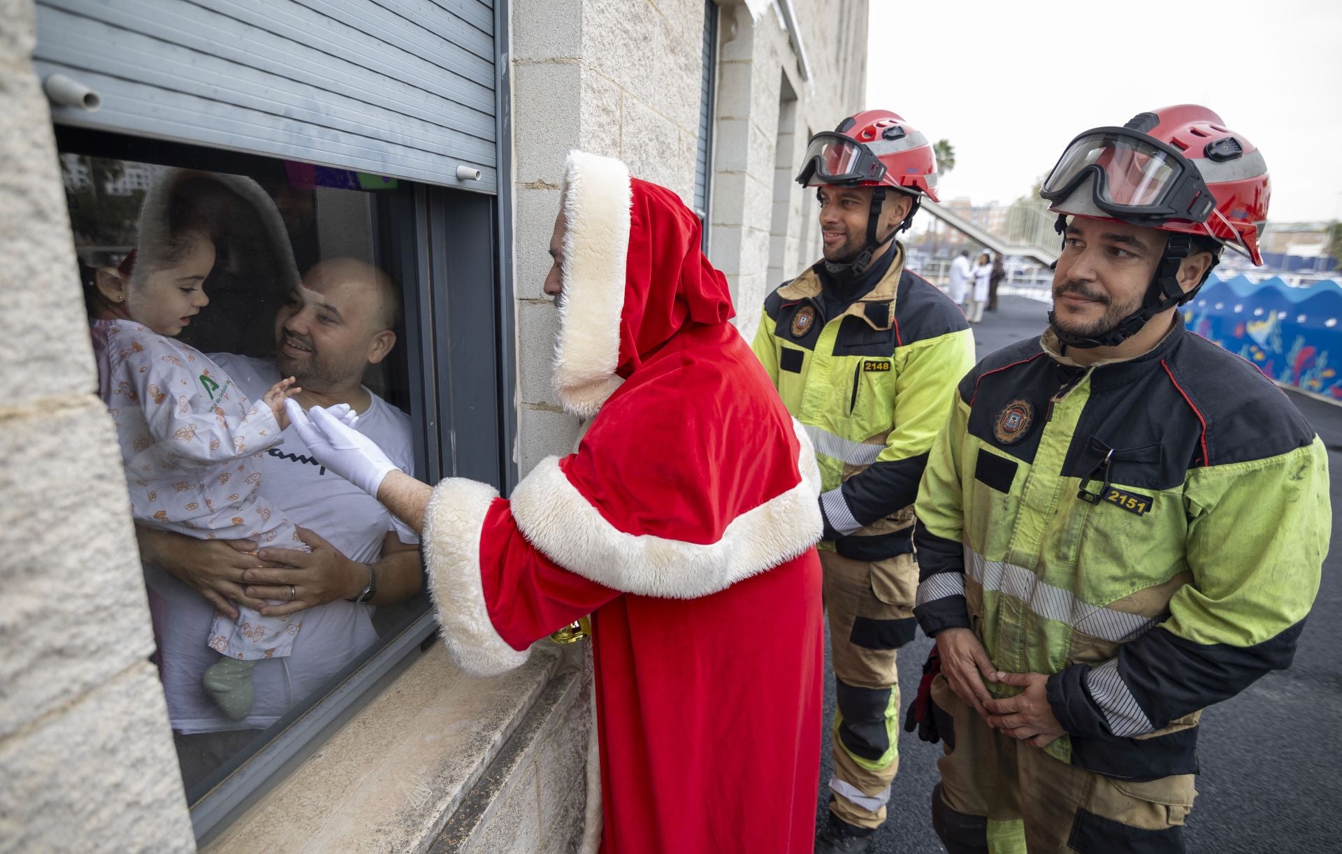 La visita de Papá Noel a los niños ingresados en el Hospital Juan Ramón Jiménez, en imágenes