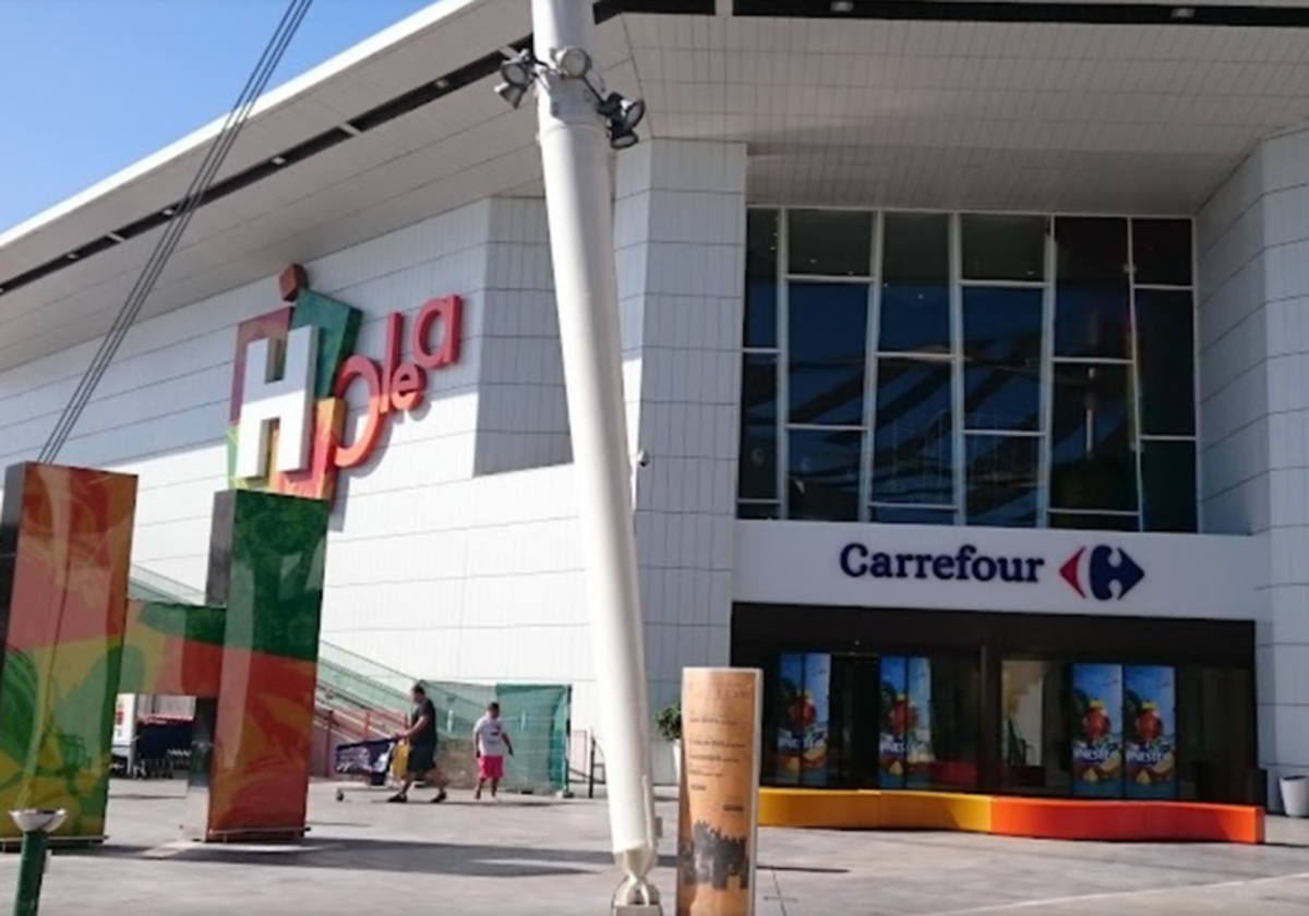 Entrada al Carrefour de Huelva en el Centro Comercial Holea