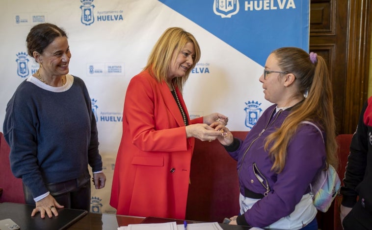 Imagen principal - El Ayuntamiento de Huelva entrega las llaves de cuatro viviendas municipales en alquiler