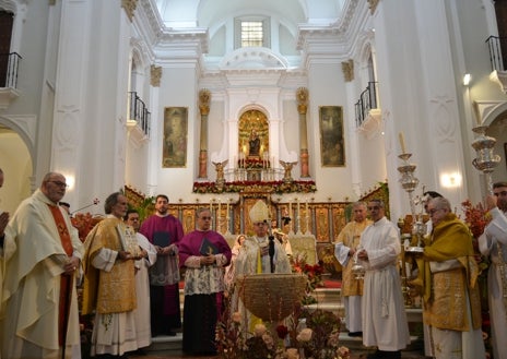 Imagen secundaria 1 - Momentos de la misa en la catedral y la procesión desde San Pedro