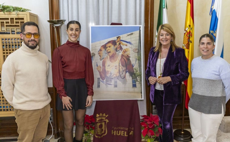 Imagen principal - Tres momentos del descubrimiento del boceto de la obra del mural homenaje a Carolina Marín en su Palacio