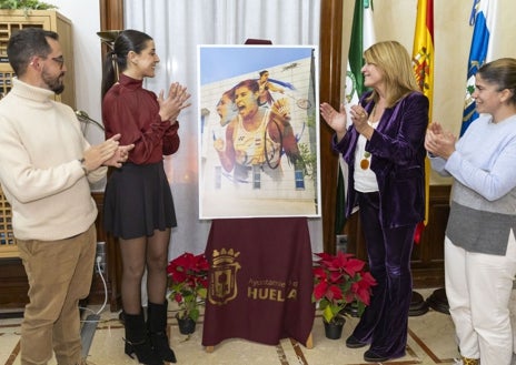 Imagen secundaria 1 - Tres momentos del descubrimiento del boceto de la obra del mural homenaje a Carolina Marín en su Palacio