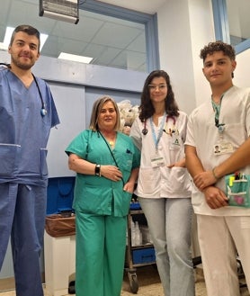 Imagen secundaria 2 - María José Lozano y otros compañeros del Servicio de Urgencias del Hospital Infanta Elena