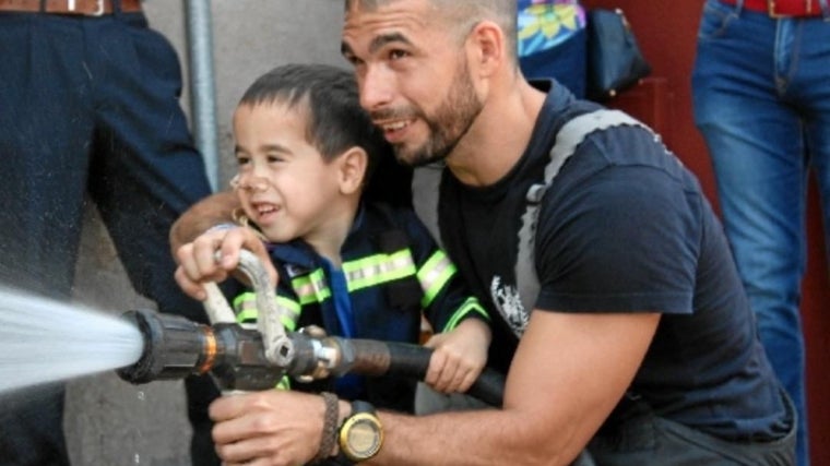 Sández, con un niño que visitó el parque