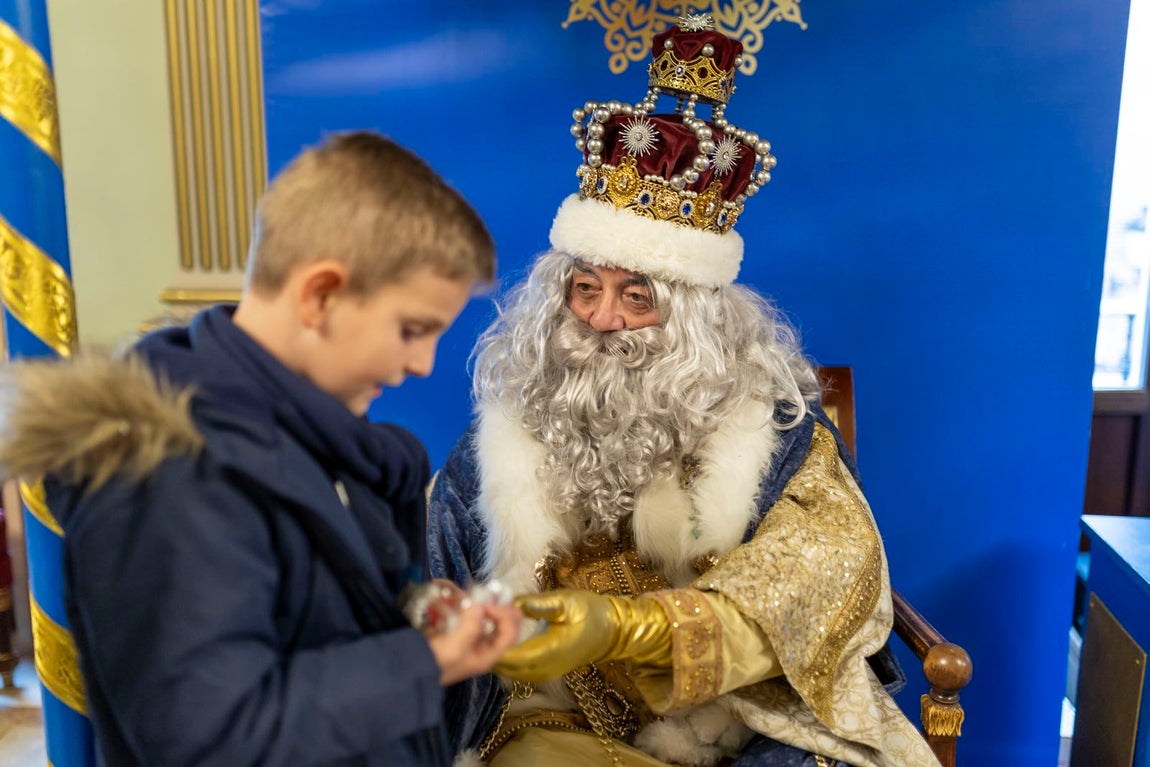 La visita de los Reyes Magos a residencias y hospitales de Huelva, en imágenes