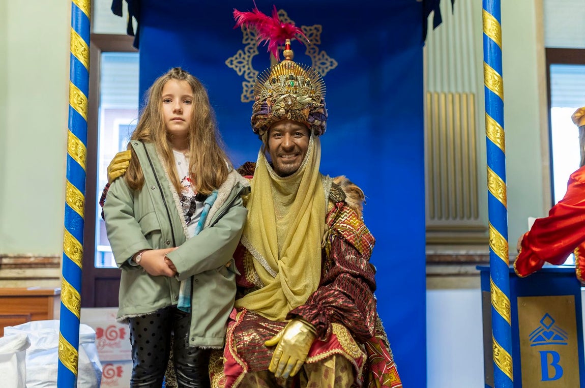 La visita de los Reyes Magos a residencias y hospitales de Huelva, en imágenes