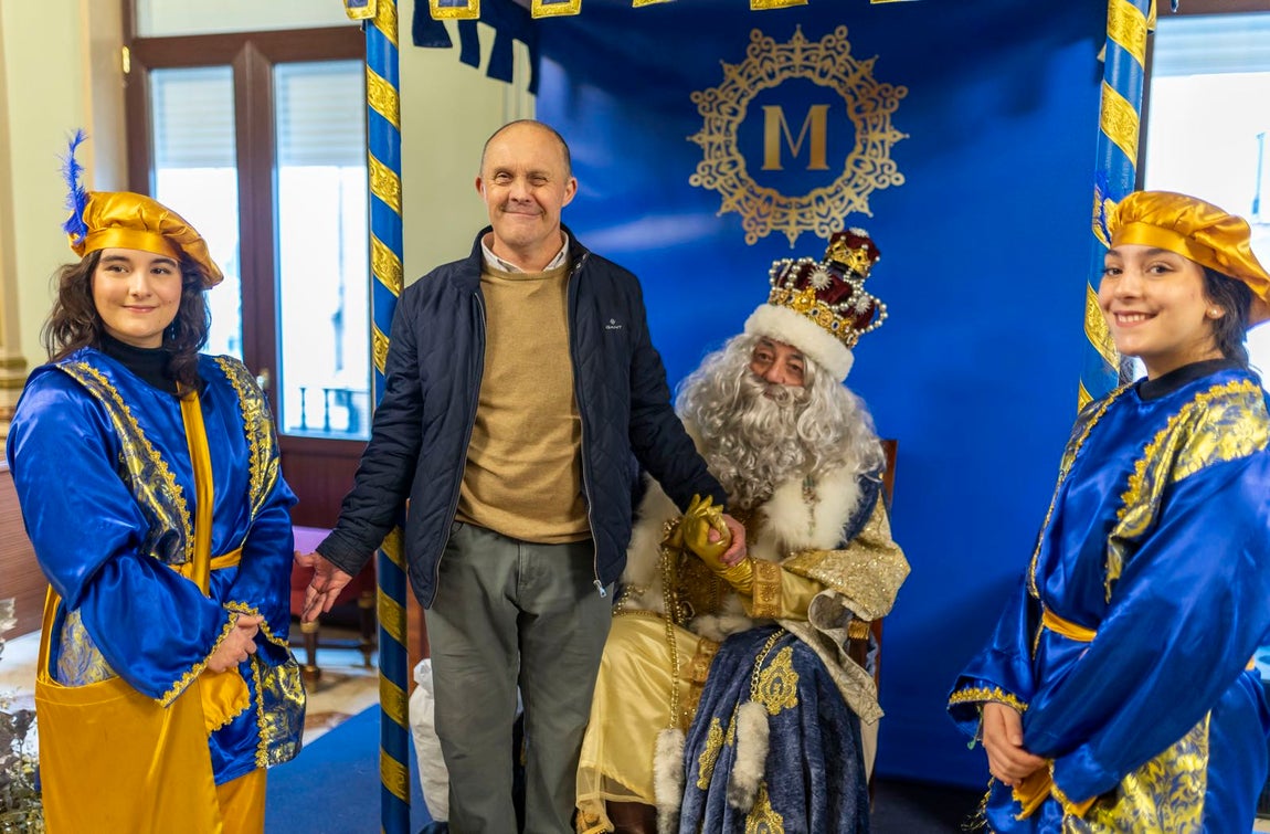La visita de los Reyes Magos a residencias y hospitales de Huelva, en imágenes