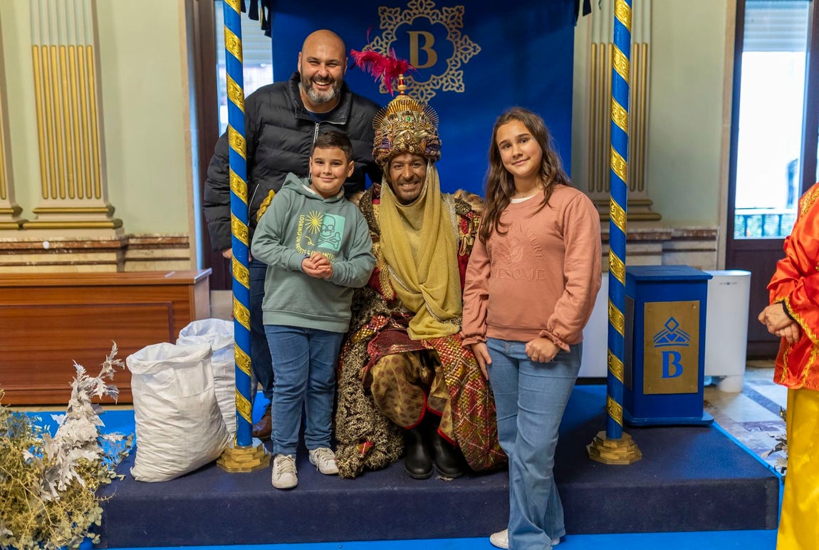 La visita de los Reyes Magos a residencias y hospitales de Huelva, en imágenes