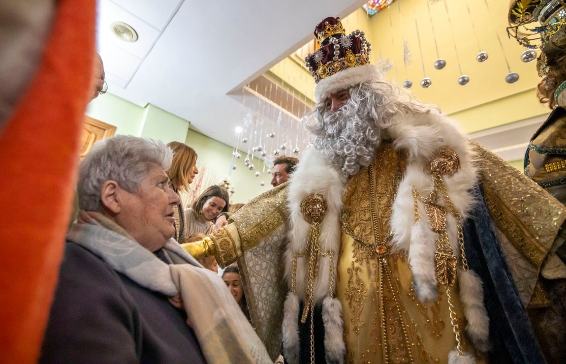 La visita de los Reyes Magos a residencias y hospitales de Huelva, en imágenes