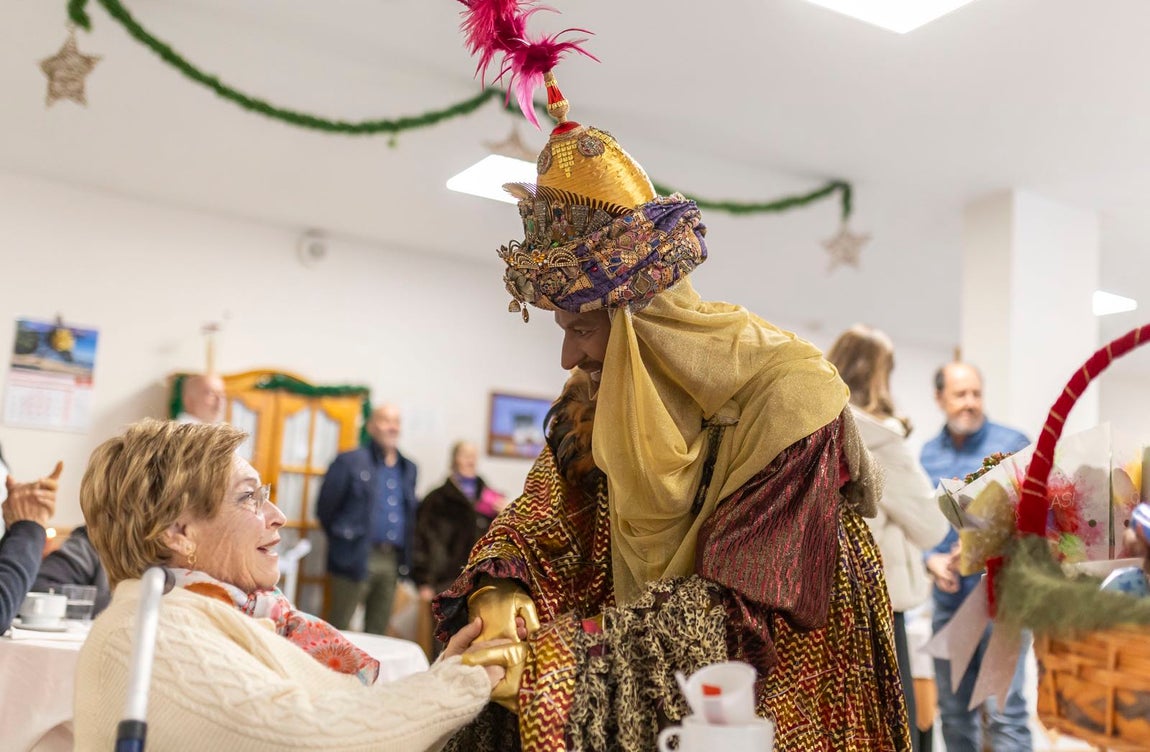 La visita de los Reyes Magos a residencias y hospitales de Huelva, en imágenes