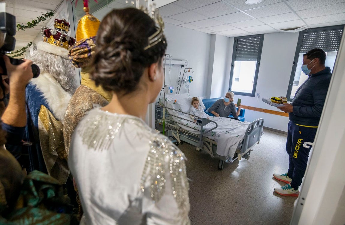 La visita de los Reyes Magos a residencias y hospitales de Huelva, en imágenes