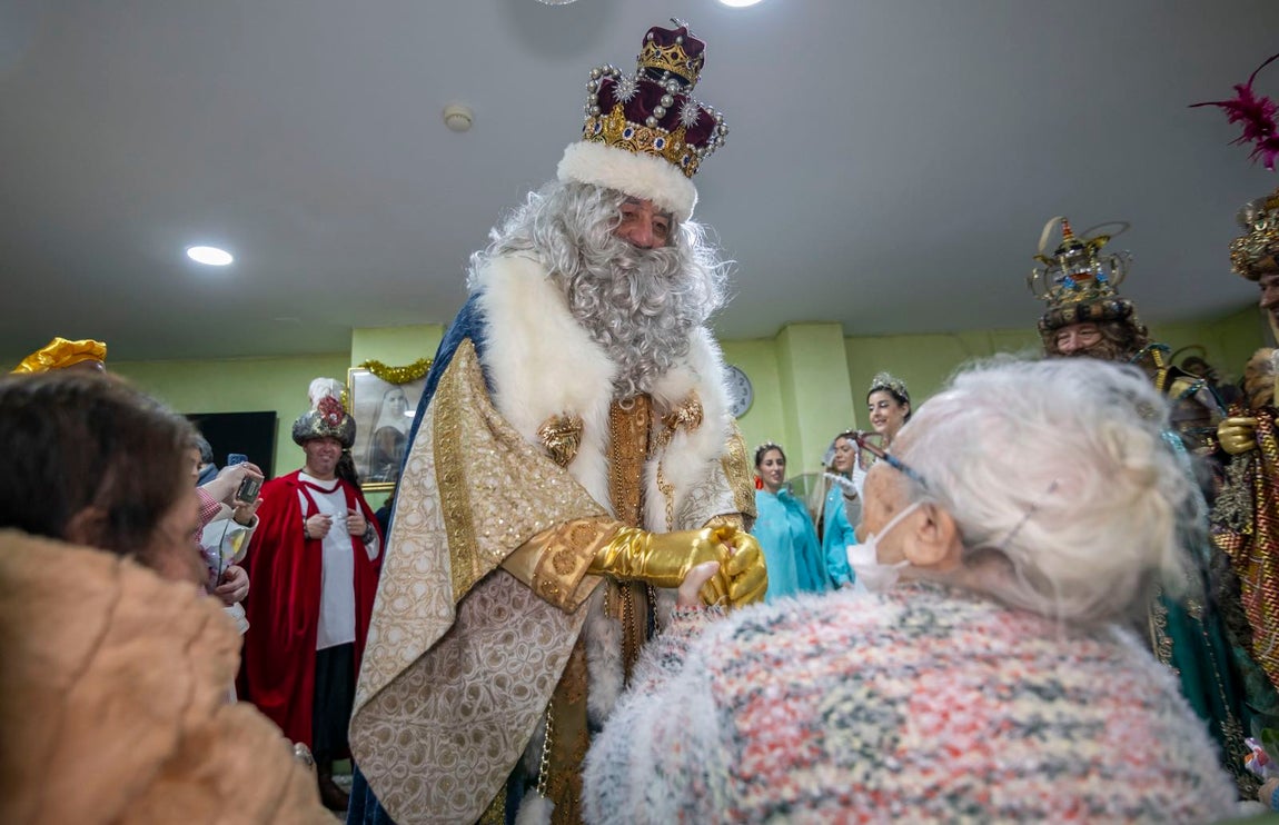 La visita de los Reyes Magos a residencias y hospitales de Huelva, en imágenes
