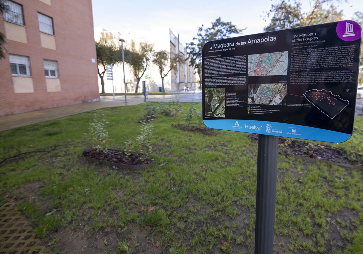 Cartel explicativo sobre el enterramiento musulmán bajo la plaza de Las Amapolas de Huelva