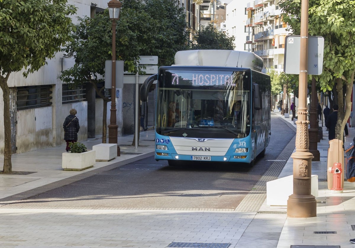 Autobús de Emtusa, por la calle Puerto de Huelva