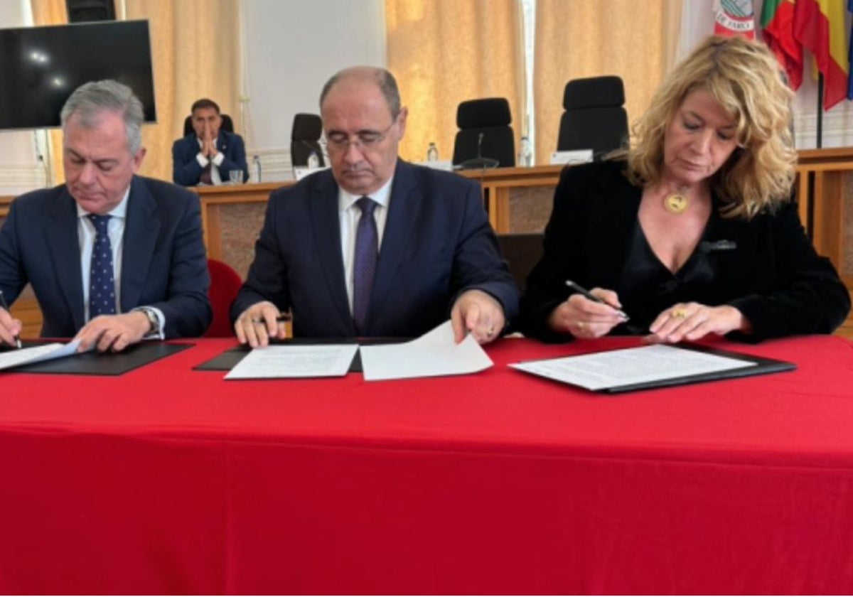 Representantes municipales de Sevilla, Faro y Huelva firman el manifiesto por el AVE