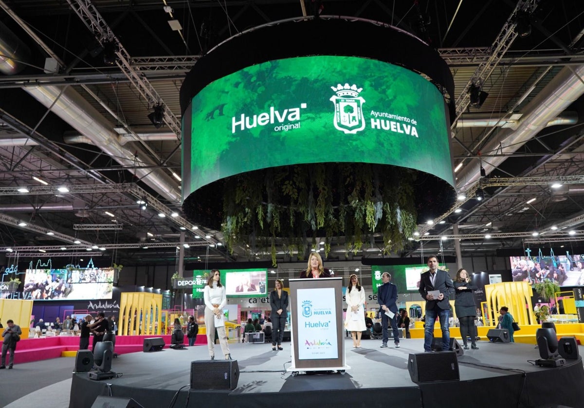 Imagen de la alcaldesa de Huelva en Fitur en 2024