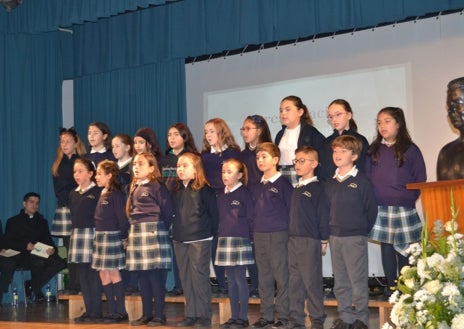 Imagen secundaria 1 - El Colegio Diocesano de Huelva descubre un monumento homenaje a Manuel Siurot