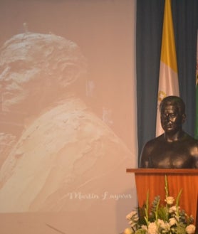 Imagen secundaria 2 - El Colegio Diocesano de Huelva descubre un monumento homenaje a Manuel Siurot