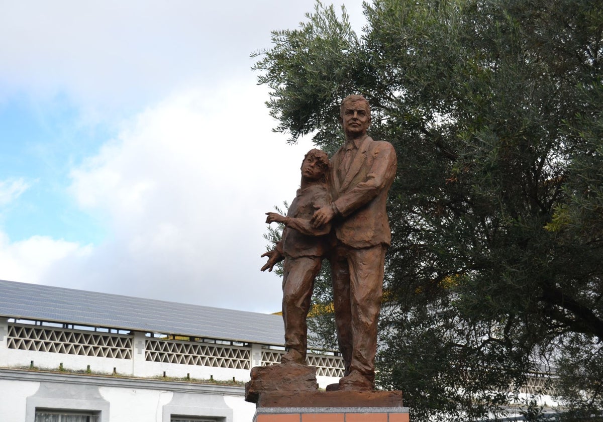 Escultura homenaje a Manuel Siurot en el Colegio Diocesano de Huelva