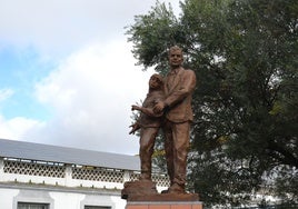 El Colegio Diocesano de Huelva descubre un monumento homenaje a Manuel Siurot