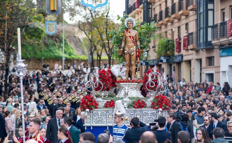 Imagen principal - Momentos de la procesión de San Sebastián