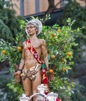 Imagen secundaria 2 - Momentos de la procesión de San Sebastián