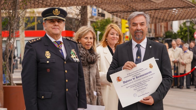 El comisario provincial con uno de los homenajeados y detrás la subdelegada del Gobierno y la alcaldesa de Huelva