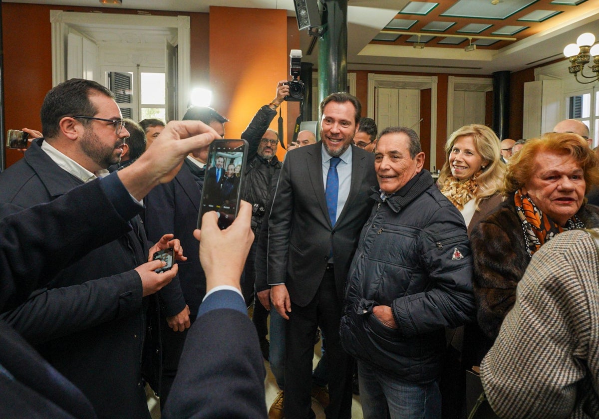 El ministro Óscar Puente, se fotografía con asistentes al encuentro