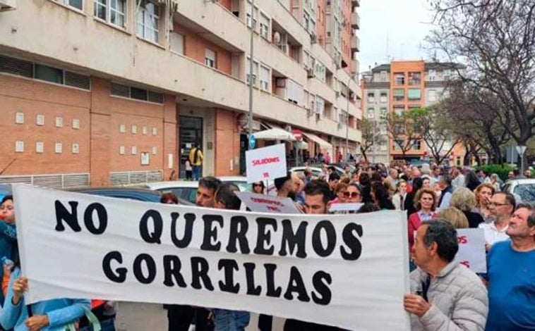 Imagen principal - Manifestación de los vecinos de la Asociación Costa de la Luz, donde se producen peleas entre gorrillas como ésta y actuaciones policiales