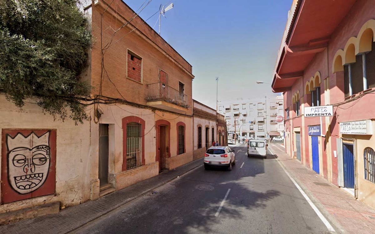 A la izquierda, la casa actualmente 'okupada', frente a la plaza de toros