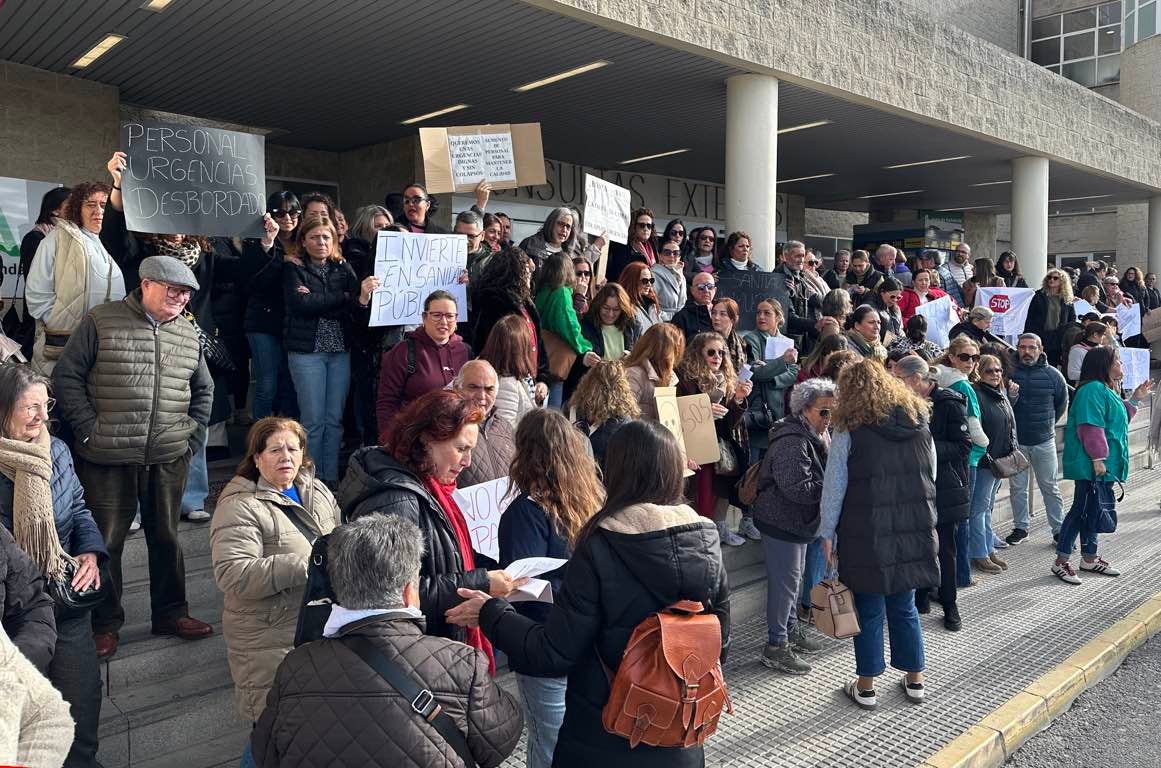 La protesta de los sanitarios en el Juan Ramón Jiménez de Huelva, en imágenes