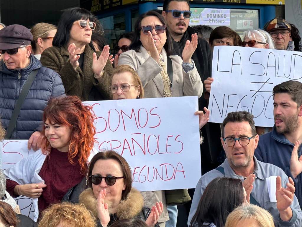 La protesta de los sanitarios en el Juan Ramón Jiménez de Huelva, en imágenes