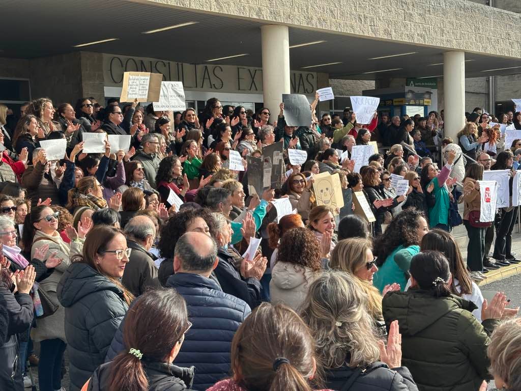 La protesta de los sanitarios en el Juan Ramón Jiménez de Huelva, en imágenes