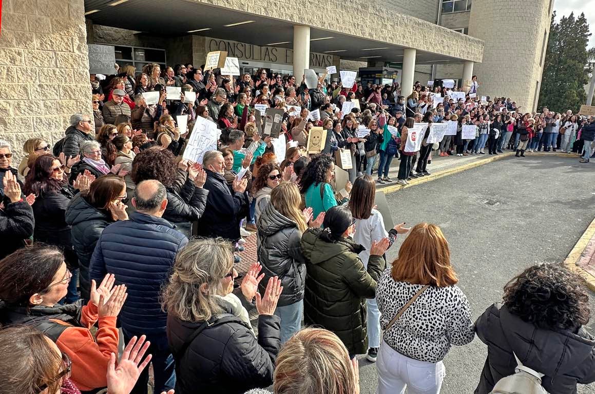 La protesta de los sanitarios en el Juan Ramón Jiménez de Huelva, en imágenes