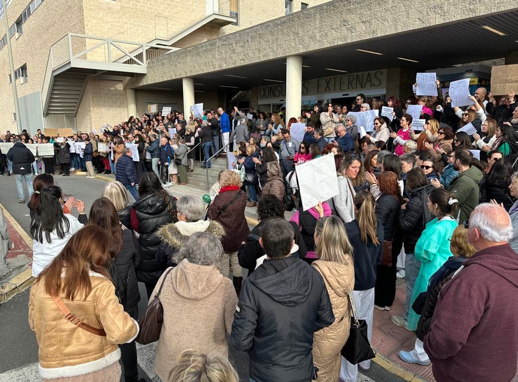 La protesta de los sanitarios en el Juan Ramón Jiménez de Huelva, en imágenes